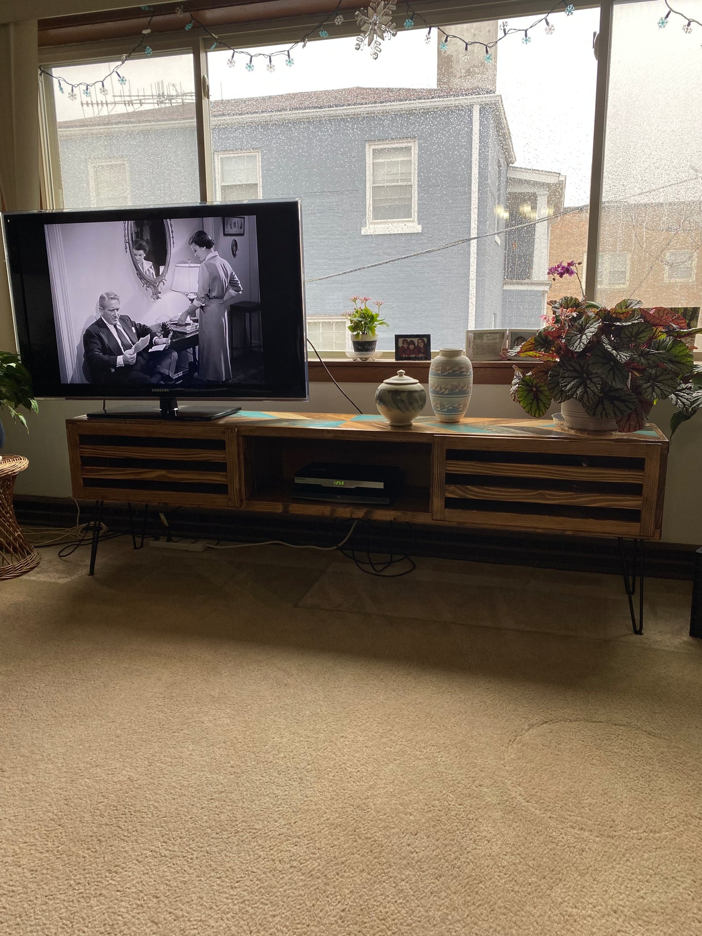 3Sec TV Stand with Modern Doors