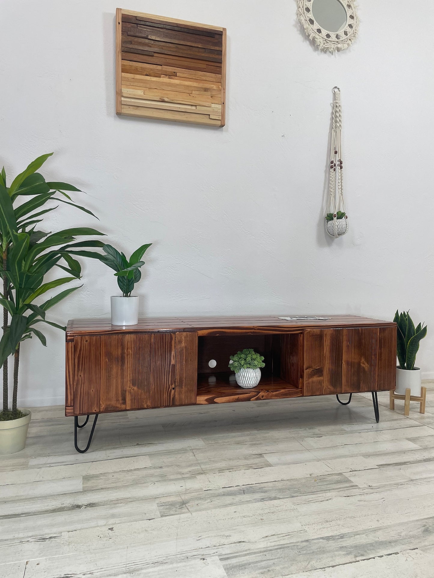 3Sec TV Stand with Doors