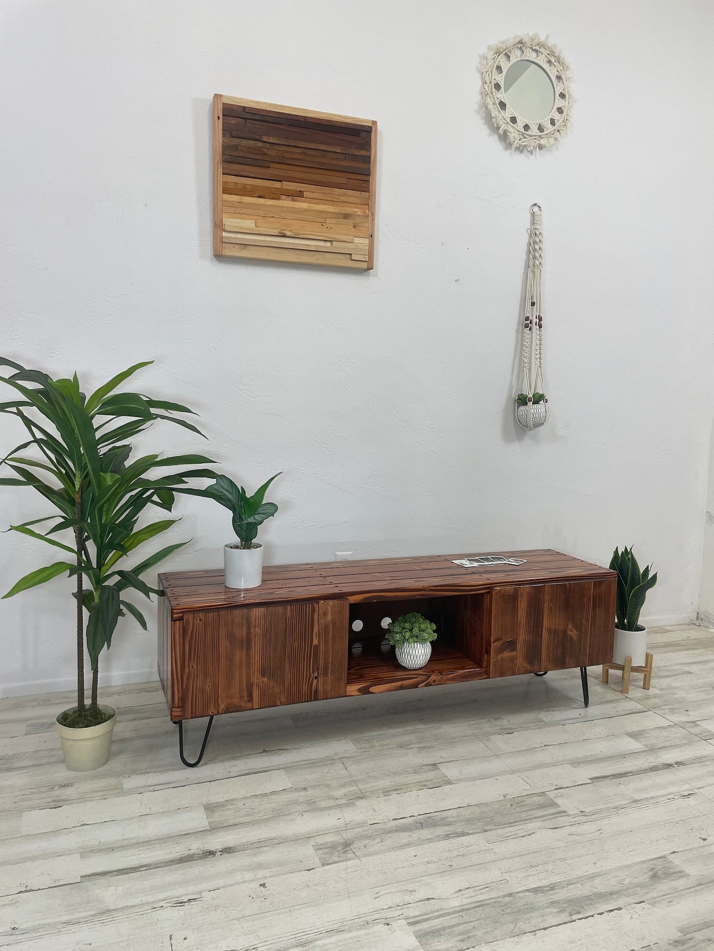 3Sec TV Stand with Doors